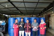 Penuhi Kebutuhan Sarana Kebersihan, SKK Migas PetroChina SerahkanBantuan 80 Drum Plastik ke DLH Tanjab Barat