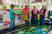 Alumni MTS Muallimat bantu tong sampah plastik di RTH Pagutan Mataram