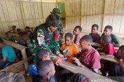 Satgas Pamtas ajarkan pendidikan nonformal bagi anak di Lanny Jaya