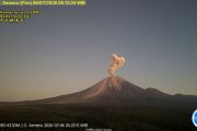 Gunung Semeru kembali erupsi pada Senin pagi