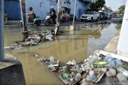 Genangan air akibat drainase tersumbat sampah di Kota Palu
