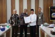 Pemkab Sleman menyerahkan hibah daerah kepada ormas dan tempat ibadah