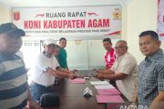 Edi Busti serahkan berkas Caketum KONI Agam setelah dapat dukungan 33 Pengcab