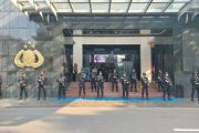 Personel Brimob bersenjata berjaga jelang jumpa pers di Polda Metro