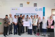 PLN nyalakan harapan, puluhan pelajar MTsN 2 Payakumbuh terima beasiswa Cahaya Pintar dan Edukasi Bahaya Listrik