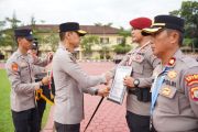 Kapolda Sultra beri penghargaan personel berprestasi