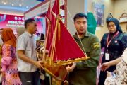 Gubernur Sulsel apresiasi produk kerajinan miniatur Pinisi karya UMKM Bulukumba