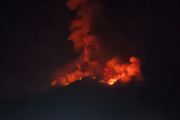 Pos PGA: Letusan Gunung Karangetang di Siau lontarkan meterial pijar