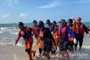 Tim SAR temukan anak hilang saat berenang di Pantai Kemala