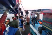 Tim gabungan evakuasi 26 penumpang KM Sumber Rezeki di Pulau Lancang
