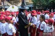Keseruan hari pertama masuk sekolah di berbagai daerah