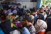 Antrean pembelian seragam sekolah di Padang
