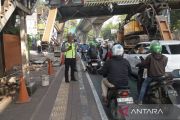 Kronologi truk pengangkut alat berat tersangkut JPO Tendean