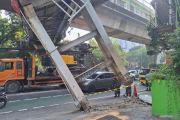 Polisi amankan sopir truk pengangkut alat berat yang tersangkut di JPO