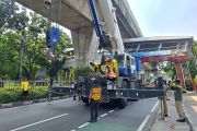 Pengendara diimbau hindari Jalan Tendean imbas truk tersangkut JPO