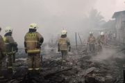 50 personel Gulkarmat padamkan kebakaran lapak rongsokan di Cengkareng