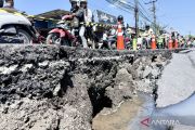 Jalan poros Samarinda-Tenggarong ditutup total akibat tanah ambles