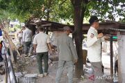 Personel gabungan tertibkan bangunan liar di Kelurahan Makasar Jaktim