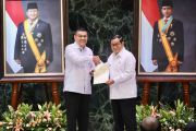 DKI Jakarta HUT ke-499, Wamen Ossy serahkan 499 sertipikat ke Gubernur Pramono Anung