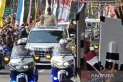 Warga Malang kibarkan Bendera Merah Putih sambut kedatangan Presiden