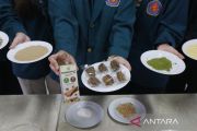 Mahasiswa Ubaya ciptakan snack sehat dari daun mangga dan kulit kacang