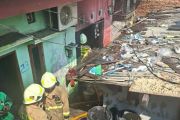Sudin Gulkarmat Jakut padamkan kebakaran rumah di Tanjung Priok
