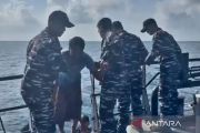TNI AL evakuasi dua korban selamat KLM Nurul Salsa di Selayar