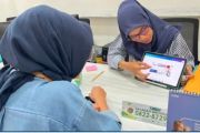Pengenalan aplikasi Sentuh Tanahku oleh petugas loket kepada masyarakat