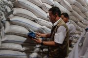 Tinjau stok beras