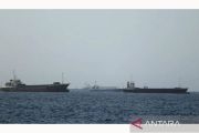 Tanker meledak saat berusaha melewati Selat Hormuz penuh ranjau