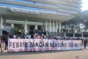 Aksi puluhan massa tutup jalur halte CSW arah Kota di depan Kejagung