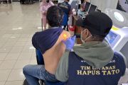 Seratus warga Jakut ikuti hapus tato gratis di Kantor Walkot