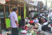 Pemkot Jaktim tertibkan pedagang di bahu jalan Pasar Ciracas