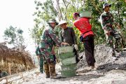 TNI bantu warga bangun jalan desa
