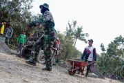 TNI bantu warga bangun jalan desa