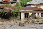 Sungai Ngarai Sianok meluap rendam rumah warga di Bukittinggi