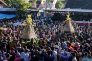 Berebut apem di Saparan Ki Ageng Wonolelo