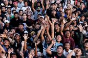 Berebut apem di Saparan Ki Ageng Wonolelo