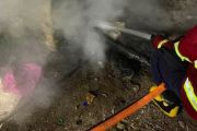 Petugas Damkartan Lombok Tengah padamkan kebakaran gudang tembakau