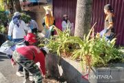 Ratusan peserta lintas agama jalan sehat sambil bersih kota Temanggung