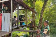 Satgas 511/DY gotong royong benahi pos kamling di Dabra Mamberamo Raya