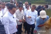 Kepala KSP dan Menteri Imigrasi panen udang vaname dibudidayakan di kawasan Nusakambangan