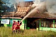 Damkar dan polisi padamkan kebakaran Kantor Perusda Natuna