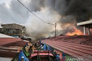 BPBD turunkan 15 unit damkar padamkan kebakaran Pasar Sepinggan