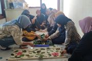 Ibu-ibu Cilegon dilatih buat ecoprint, isi etalase Kopdes Merah Putih