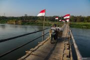 Jembatan Musiman Berhias Merah Putih