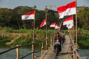 Jembatan Musiman Berhias Merah Putih