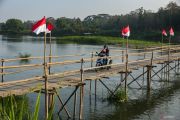 Jembatan Musiman Berhias Merah Putih