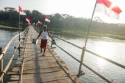Jembatan Musiman Berhias Merah Putih