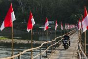 Jembatan Musiman Berhias Merah Putih